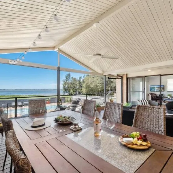 The Lake House - Luxury home with Pool, hotel v destinaci Berkeley Vale