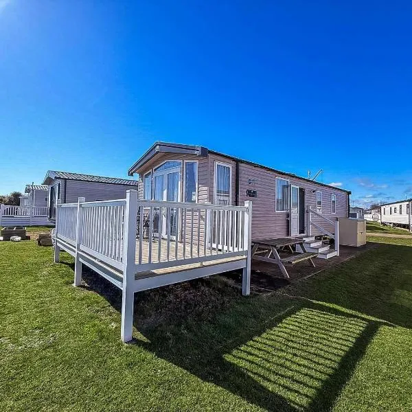 Beautiful 6 Berth Caravan With Full Sea Views For Hire In Suffolk Ref 68004Cr, hotel in Lowestoft