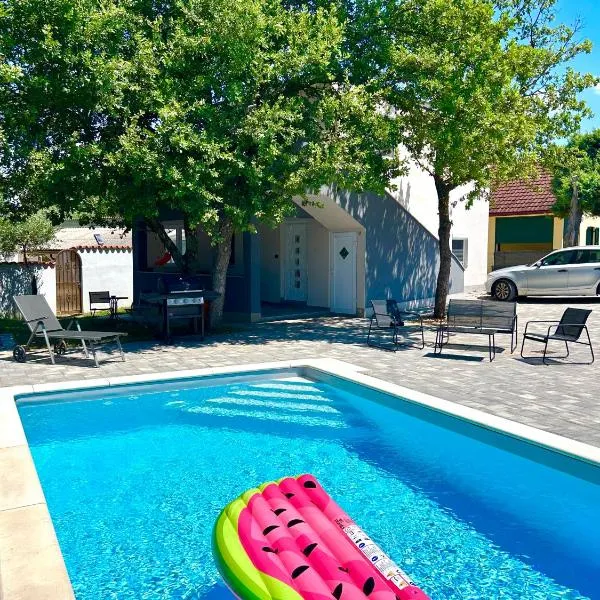 Rubis Holiday Home with Pool, hotel i Peroj