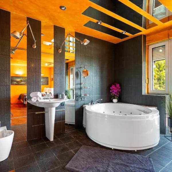 Jacuzzi & BBQ Family Villa - No Parties Allowed, ξενοδοχείο στη Βαρσοβία