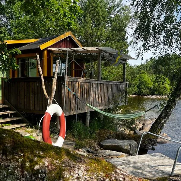 Lakehouse getaway with rowing boat, hotel in Lerum