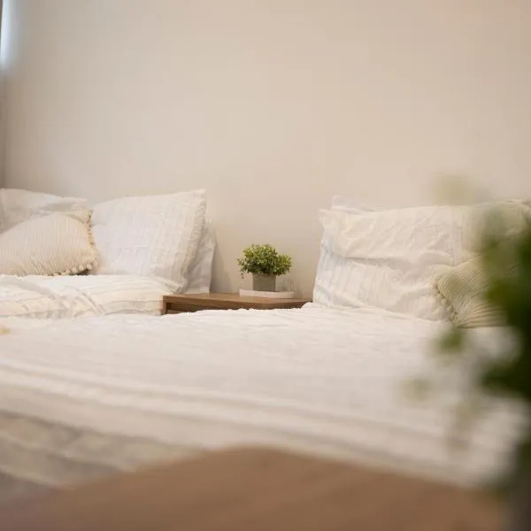 Extra Large Modern Studio Flat In Kent, hotel v destinaci Maidstone