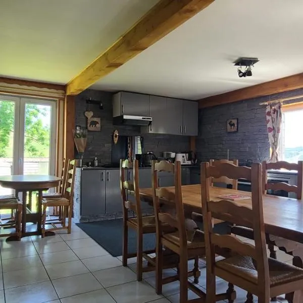 Chalet à Besse 10 personnes, hotel in Besse-et-Saint-Anastaise