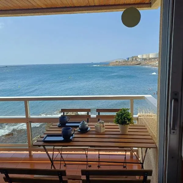 Sobre el Mar by CanariApartment, Oceanfront House with 3 Balconies, hotel v destinácii Telde