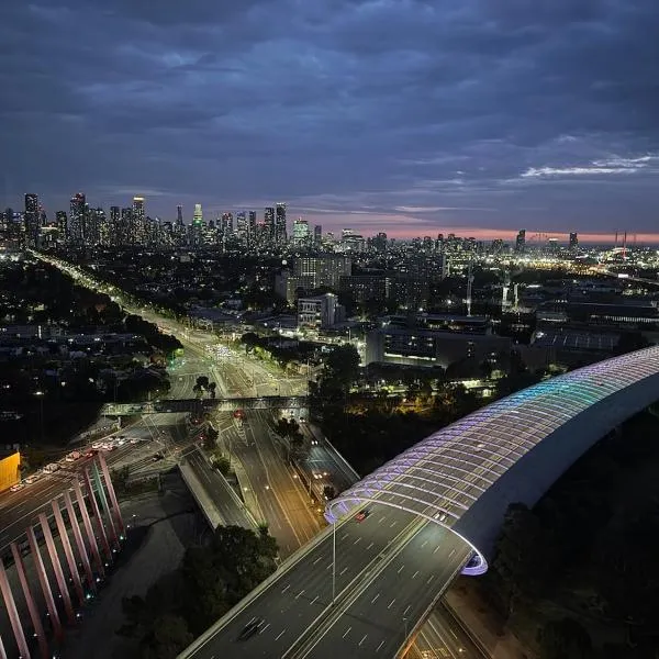 Top-Floor 2BR Apt, 270 deg Skyline, Free Parking、メルボルンのホテル