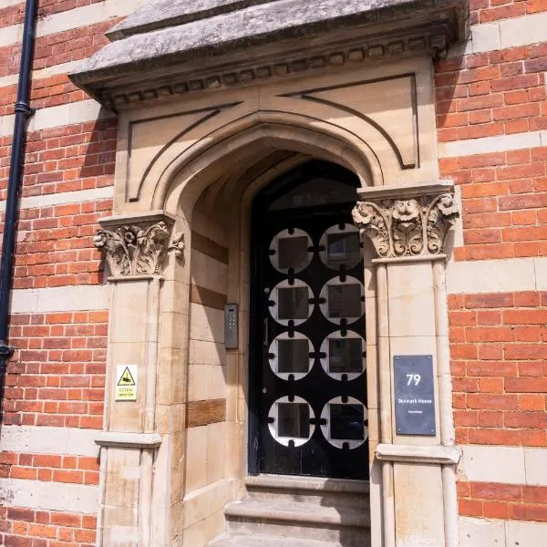 City Centre 2-BR Apt - Near NGH - Parking - NN1, hotel in Northampton