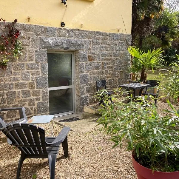 Appartement avec terrasse dans un parc privé, hotel em Bégard