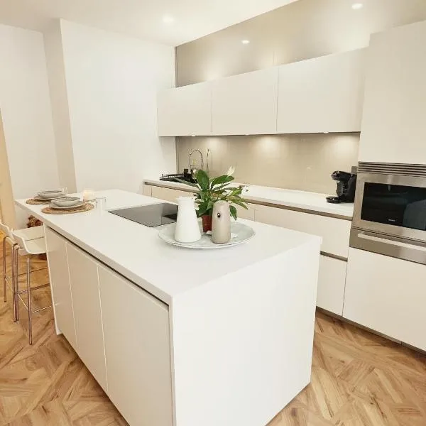 Casa Bella Suites - A stunning new entire apartment in an central location, Close to the beach, ξενοδοχείο σε Fuengirola