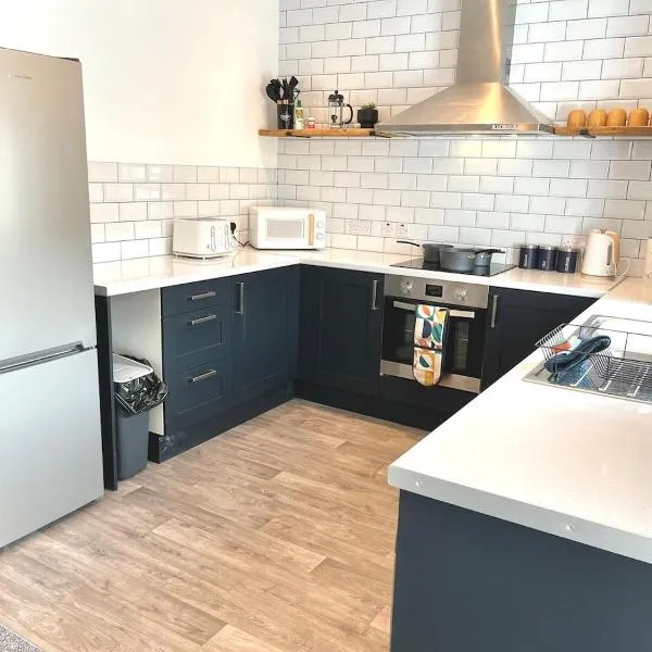 Ideal 4 Bed Home sleeps 7 Nr Middlebrook Stadium, hotel en Lostock