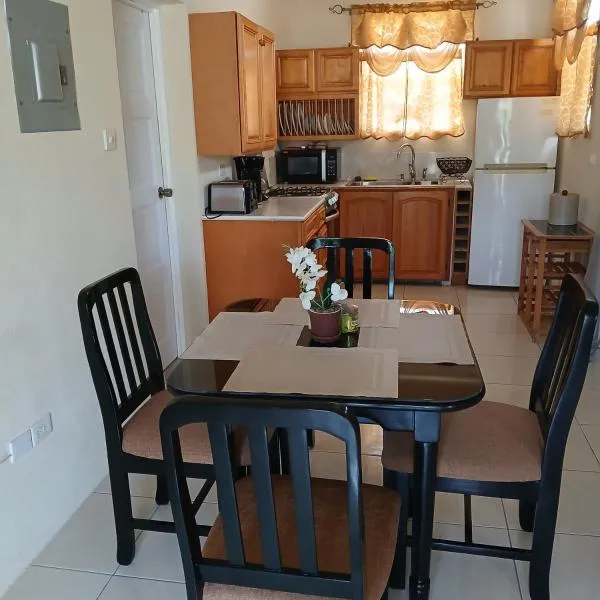 One Bedroom Apartment 1 minute walk to West Coast Beach!, hotel v destinaci Saint James