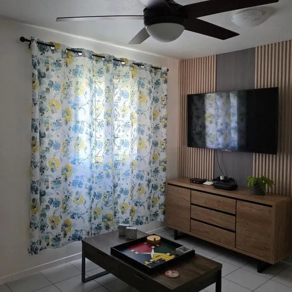 Stylish 2BR Prime Location Gated 24 7 Secure, hotell i Kingston