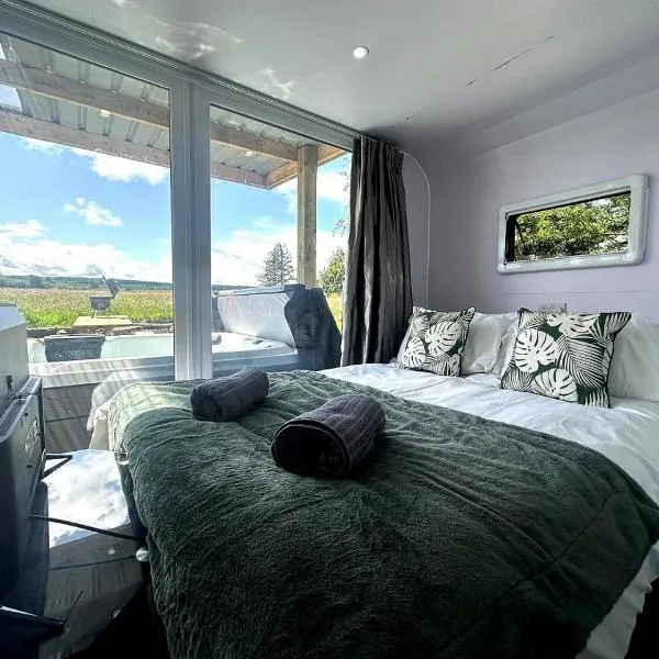 The Lux Pod, hotel in Ballynameen