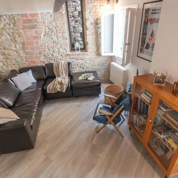 Stone loft with cozy terrace downtown Perugia, hotel in Perugia