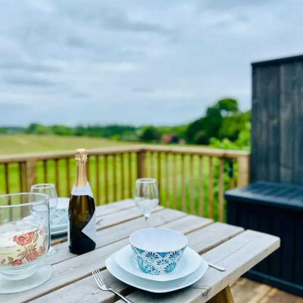 Unique Suffolk Cabin with Countryside Views, hotel v destinaci Burgh