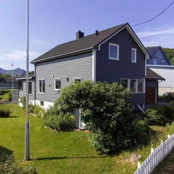 Moderne perle på Myre med boblebad og fjellutsikt, hotel v destinaci Myre