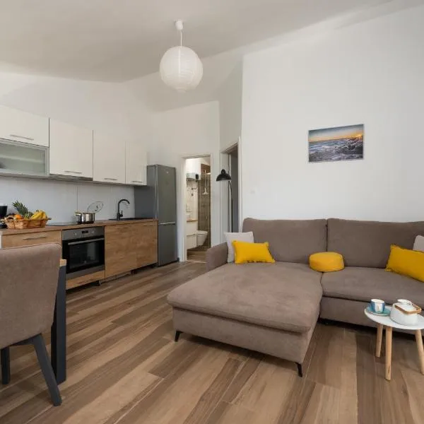 Luce Apartments, hotel in Ližnjan