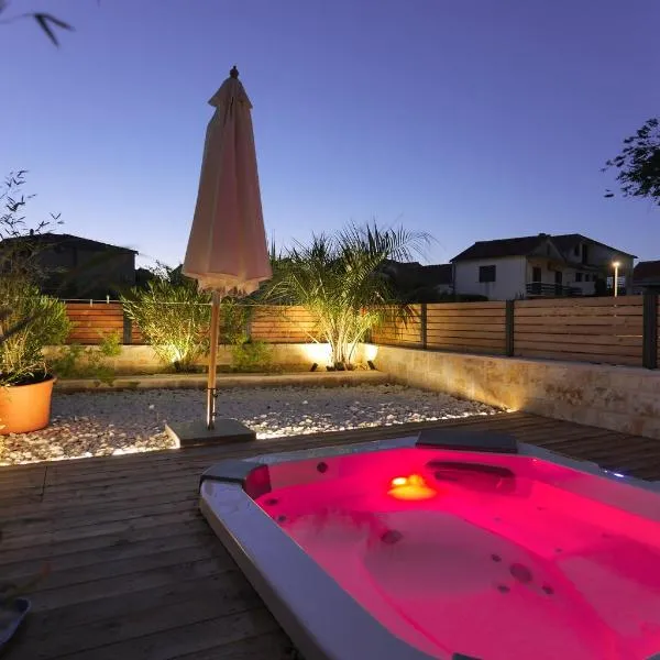 Villa Lojena, luxury studio with Jacuzzi id 112, hotel in Murter
