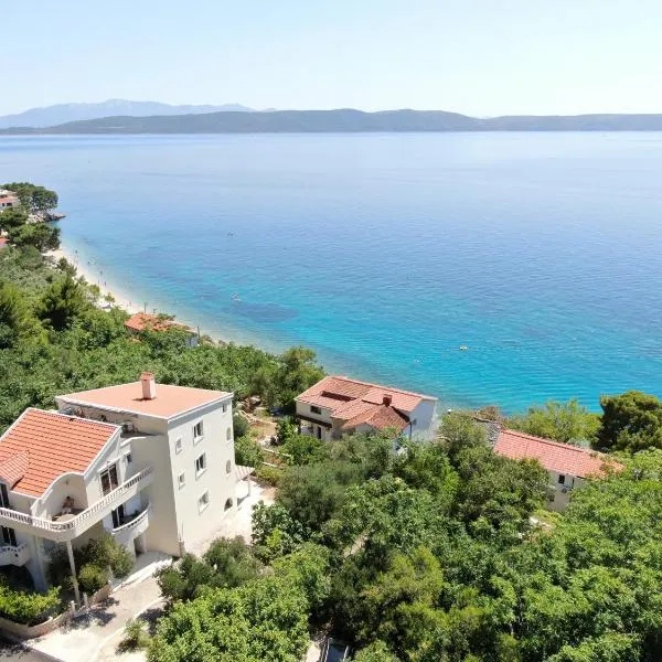 Beach Apartments Villa Holiday, hotel in Živogošće