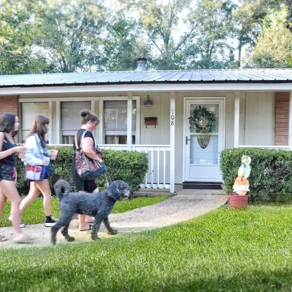Centrally located Cozy Mid-Century Home, ξενοδοχείο σε McComb