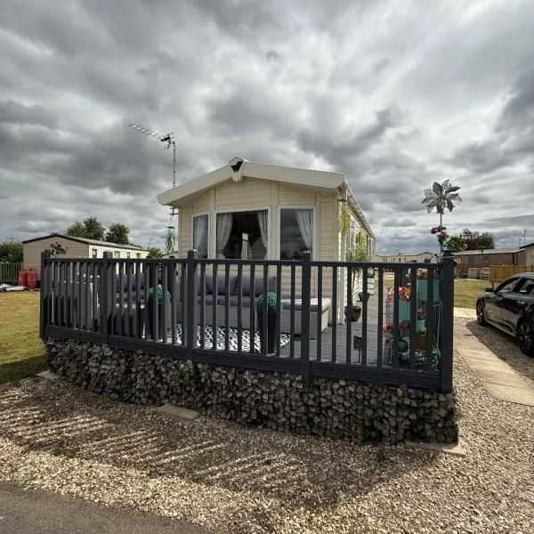 Andreas Fir Trees Retreat at 7 Lakes Country Park, hotel in Crowle