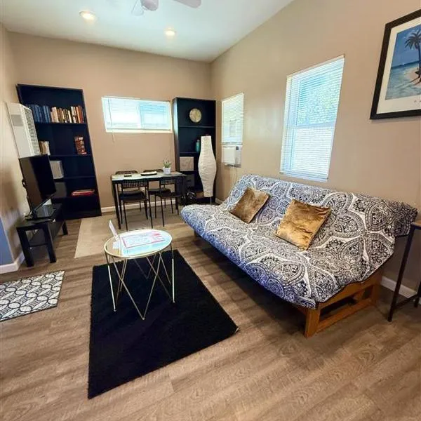 The studio apartment in Clairemont - New AC unit, Hotel in San Diego
