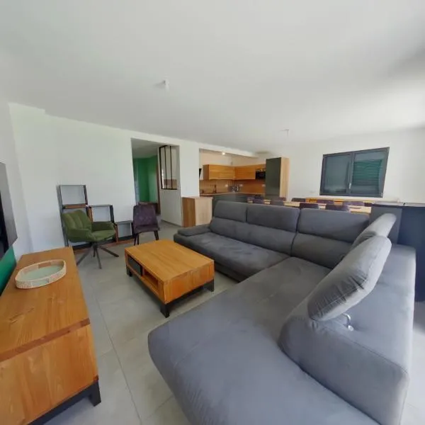 Maison confort aux Rousses, 12 pers, proche ski et lac - FR-1-834-6, hotel in Les Rousses