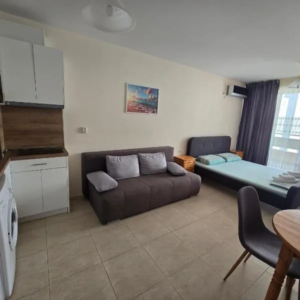 Студиa Блу минута от плажа, hotel in Pomorie