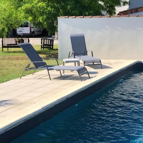 Le Grillage a Poules, hotel in Gensac-la-Pallue