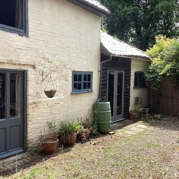 The Eclectic Coach House, hotel in Roydon