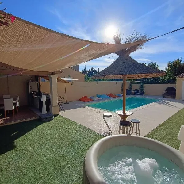 Maison villa avec piscine et spa, 6,8 ou 10 pers, meublés de tourisme 3 étoiles, khách sạn ở LʼIsle-sur-la-Sorgue