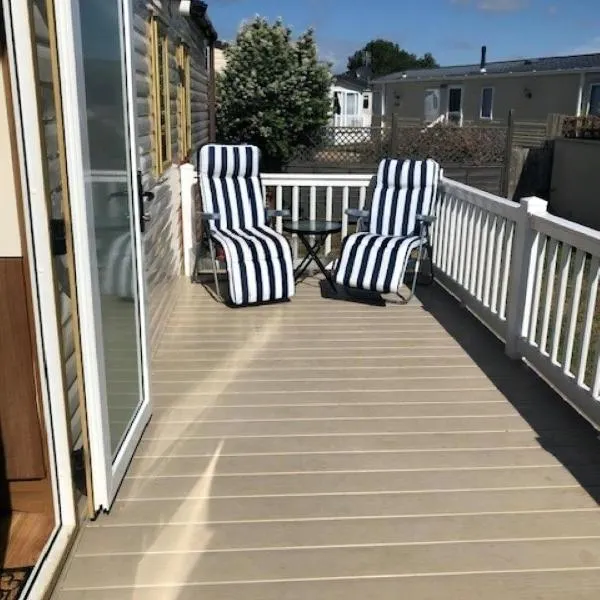 Great Caravan With Decking At Dovercourt Holiday Park Ref 44002F, отель в городе Great Oakley