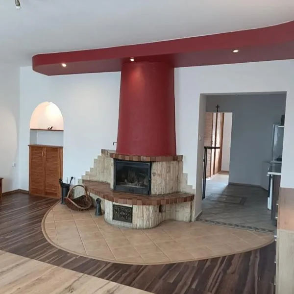 Apartament z kominkiem, hotel in Jugów