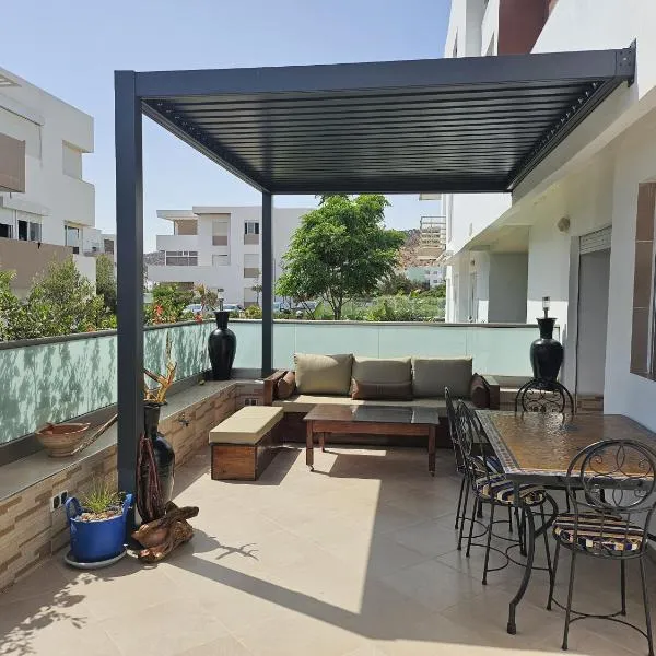 Appartement lumineux avec terrasse XXL, piscine & plage et vue montagne, hotel en Imi Ouaddar