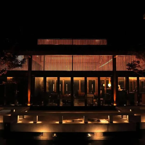 Lugu Lake Tingmiao Lake View Hotel, хотел в Zuosuo