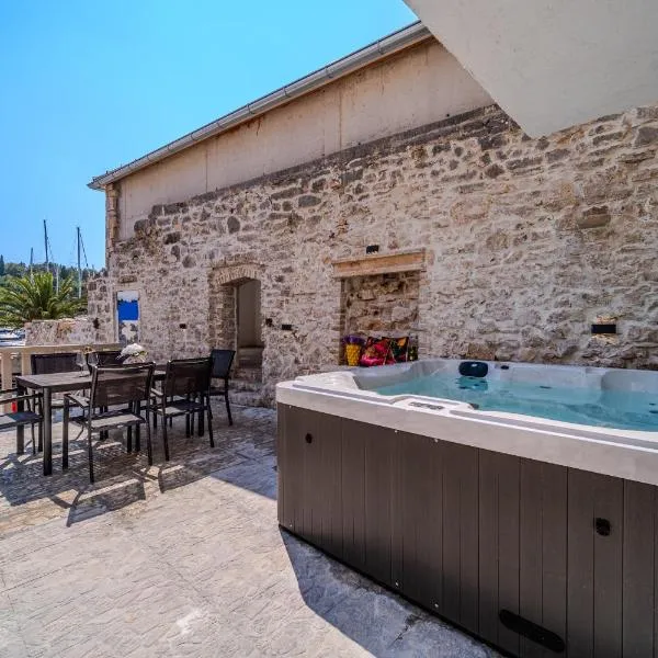 Luxury Villa Unikat with Seaview & Jacuzzi, hotel a Milna