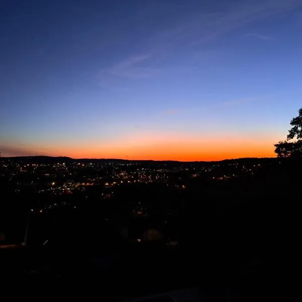 Brive, La Villa Bellevue, hotel in Buissou