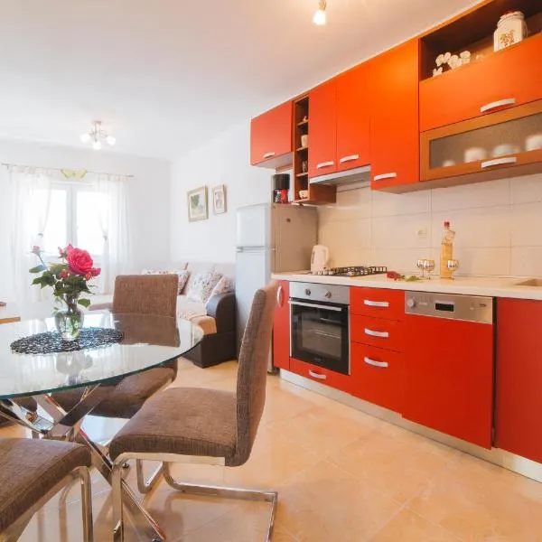 Apartments Miamare, hotel in Seget Vranjica