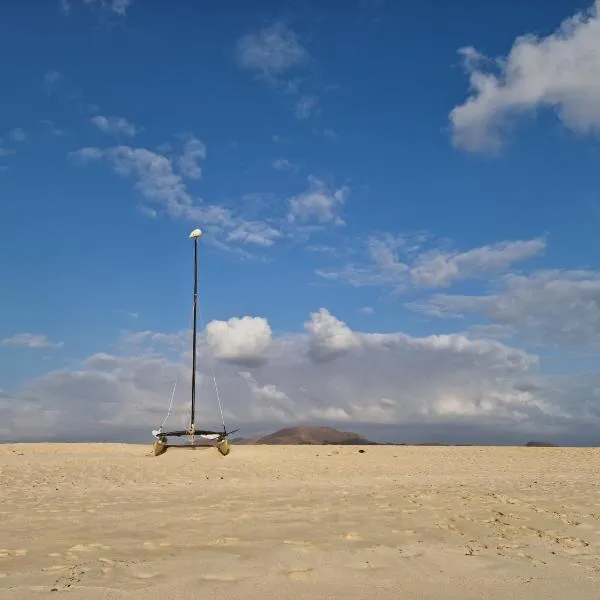 "Sun down" by Corralejobeach Apartments, hotel in Corralejo