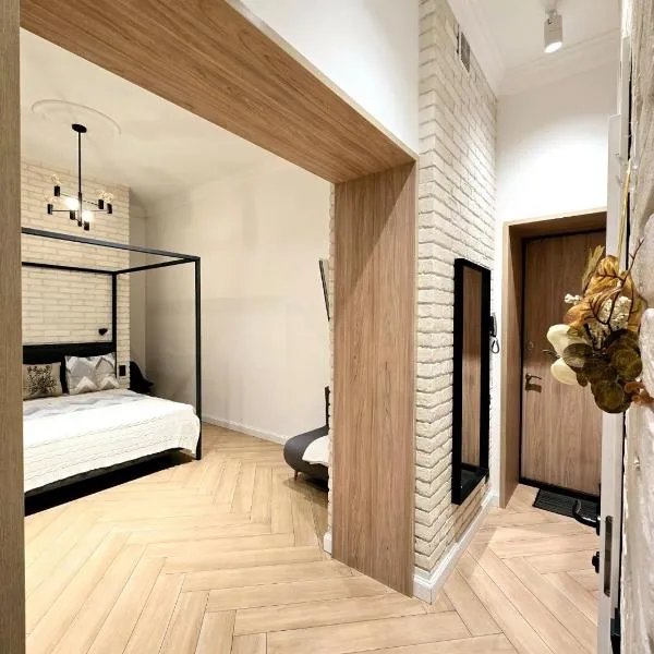 Простора і вишукана квартира в самому серці Львова, hotel in Lviv