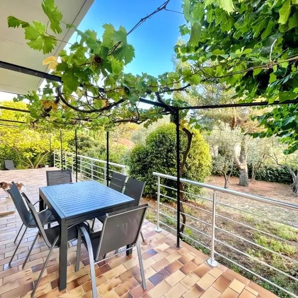 Appartement spacieux dans maison bourgeoise avec grande terrasse et jardin privatif ombragé, à 10 min à pied du centre-ville, hotel em Nyons