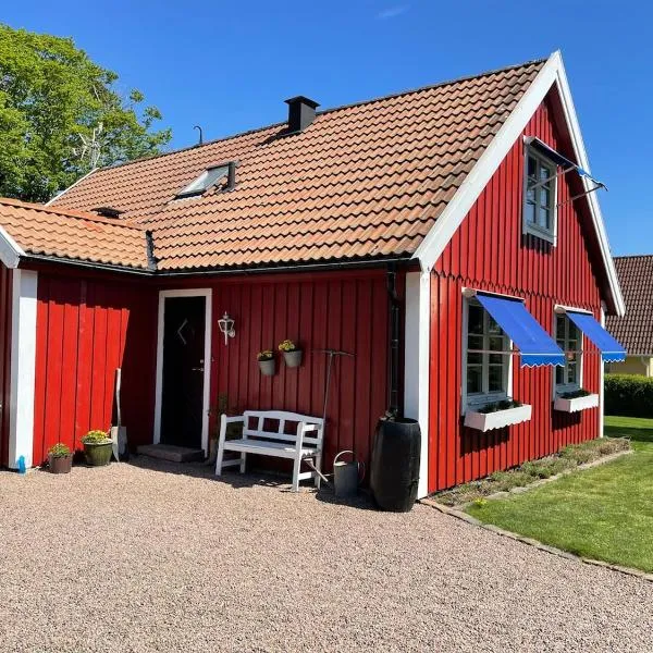 Apartment in villa, Close the to the sea, small harbour, golf course and Tylösand, hotel sa Halmstad