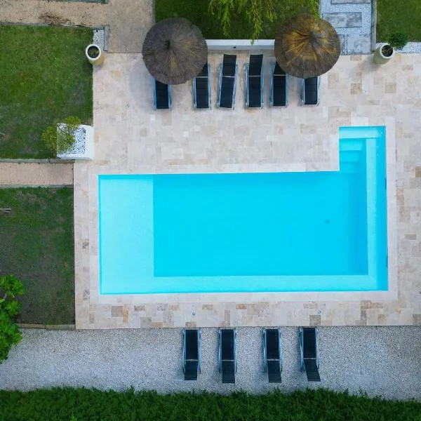 Magnifique villa familiale avec piscine, hotel in Caumont-sur-Durance