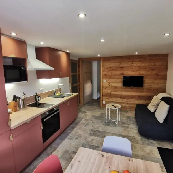 Charmant Appartement Neuf, hotel v destinaci LʼArgentière-la-Bessée