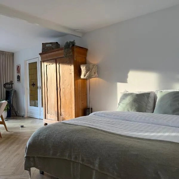 Overnachten aan het IJsselmeer, hotel v destinaci Hindeloopen