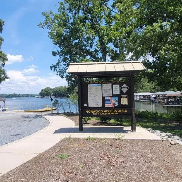 Gateway to Lake Tillery Retreat, hotel u gradu Norwood
