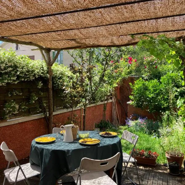 Maison Valence petit jardin، فندق في فالنسيا