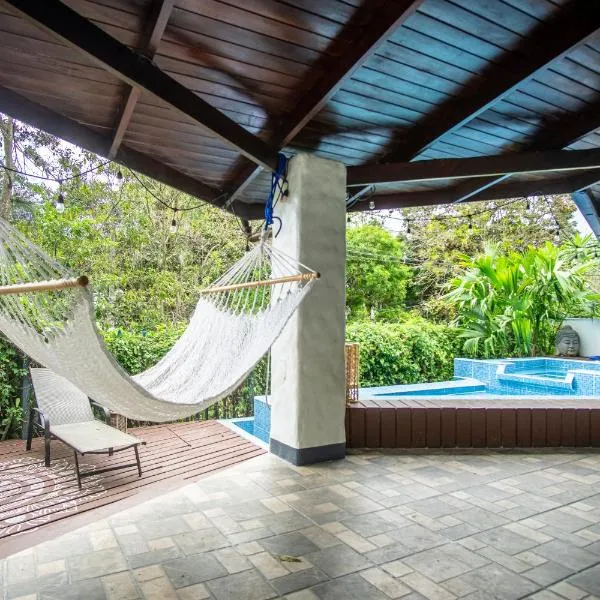 Kika Zaru Free MA Park Tour & Breakfast, hotel v destinaci Manuel Antonio