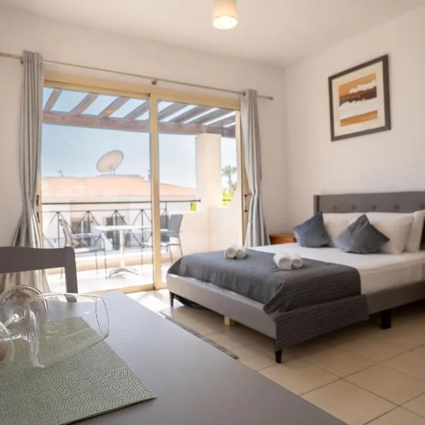 Modern Apartment with Pool and Balcony Hillside and Sea Views For Business or Leisure Travellers, hotel v destinaci Pegeia