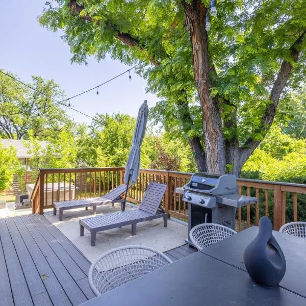 Hot Tub House with BBQ Deck and Workspace, hotel din Centennial