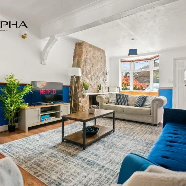 Heartwarming Windsor Cottage with Free Parking - Perfect for Contractors, Relocators and Long Term Stays! Weekly And Monthly Stay Deals, hotel i Windsor